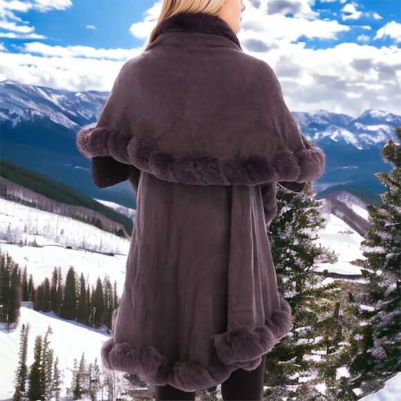 Luxury Gray Faux Fur Collared Cape Coat One Size - Picture 2 of 10